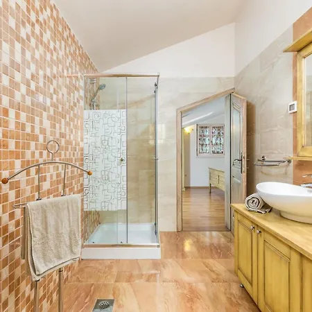 Klara Каштелир