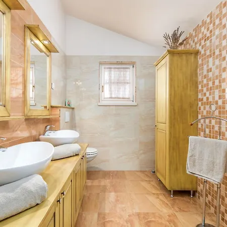 Klara Вилла Каштелир